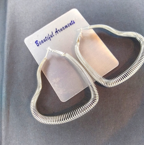 Beautiful Arnaments Heart Shape Wiry In-Between-Spaces Gold Earrings - Picture 2 of 2